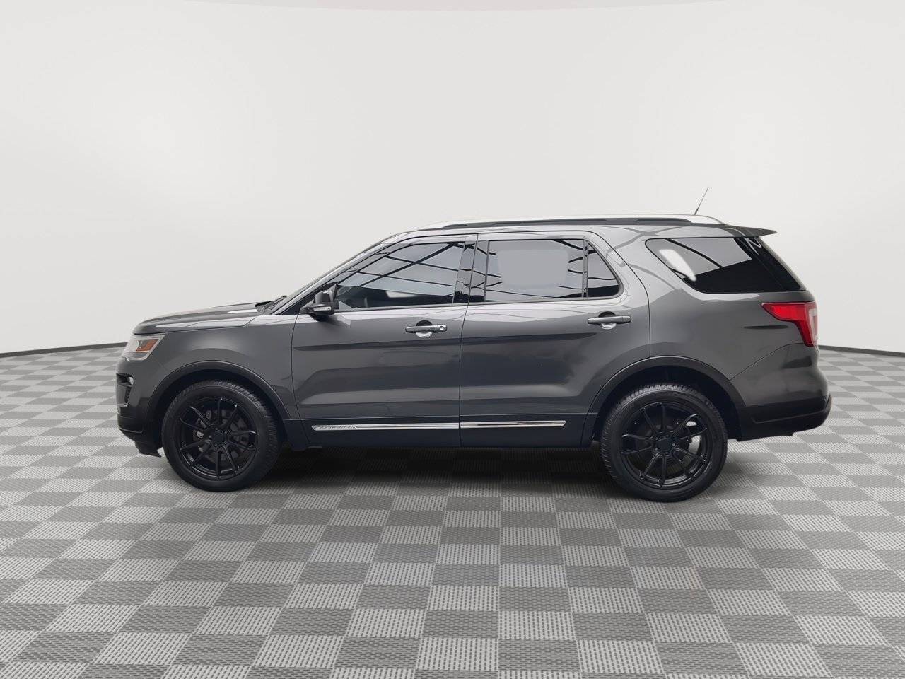 Used 2018 Ford Explorer XLT w/ Equipment Group 202A AWD/4WD image 41
