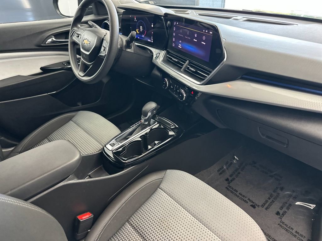 Used 2025 Chevrolet Trax LT FWD image 15