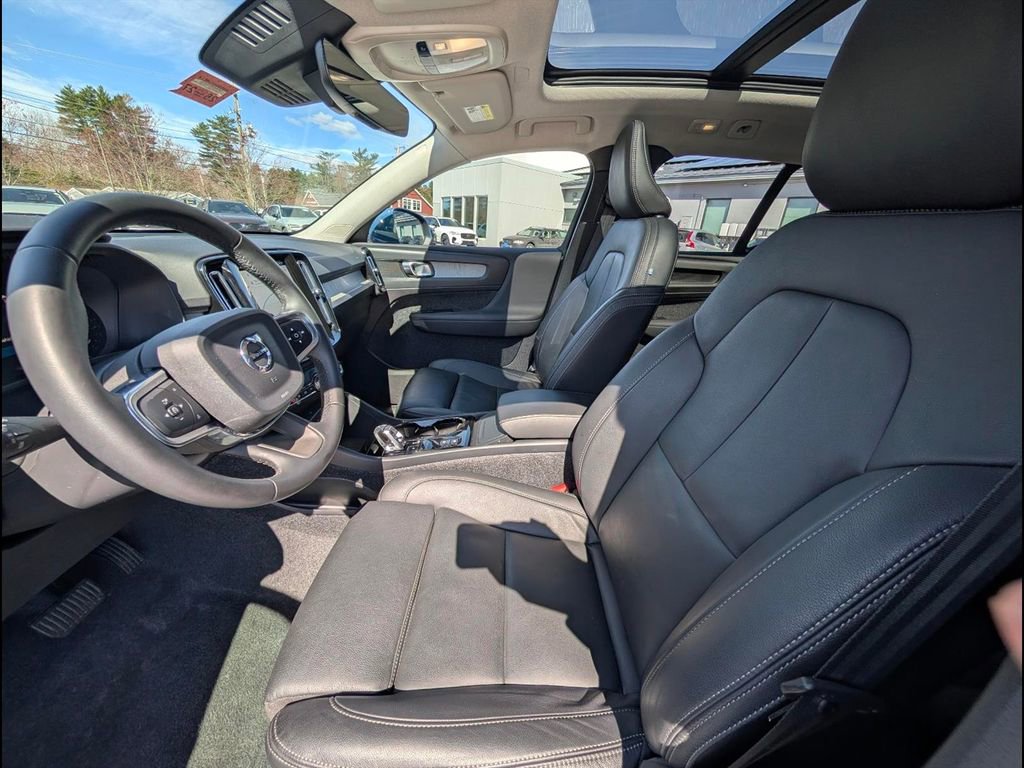 Certified 2025 Volvo XC40 B5 Plus AWD/4WD image 11