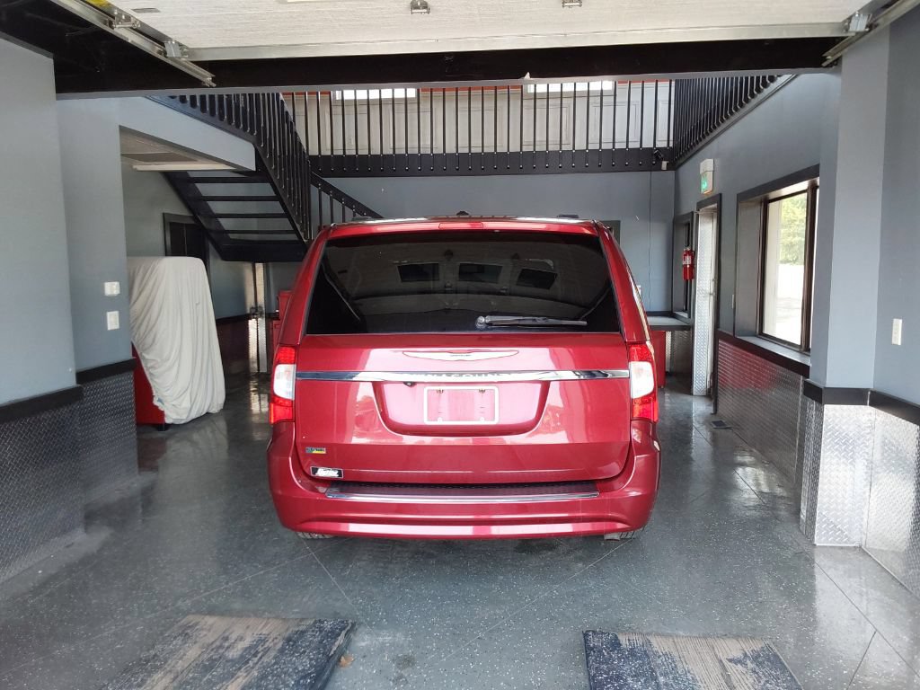 Used 2014 Chrysler Town & Country Touring FWD image 11