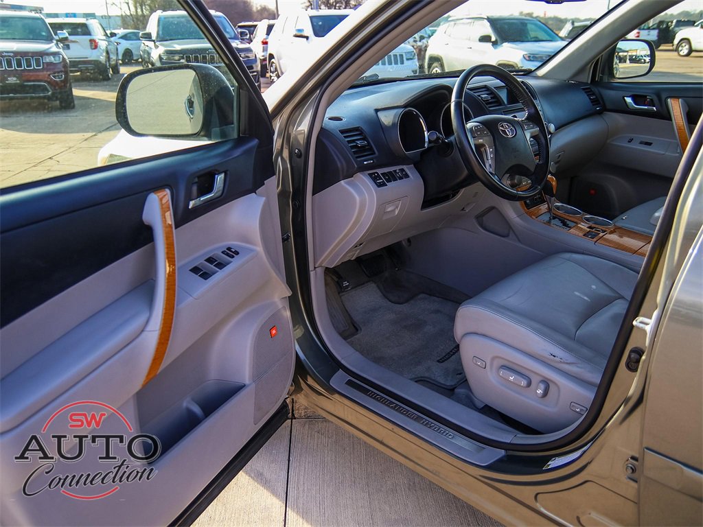 Used 2010 Toyota Highlander Limited image 30