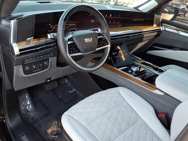 Used 2025 Cadillac Escalade Sport Platinum w/ LPO, ONYX Package image 3