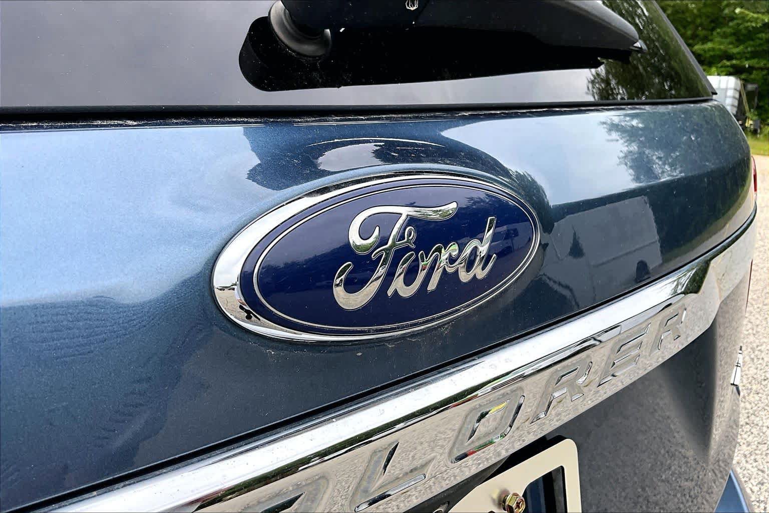 Used 2018 Ford Explorer XLT w/ Equipment Group 202A AWD/4WD image 33