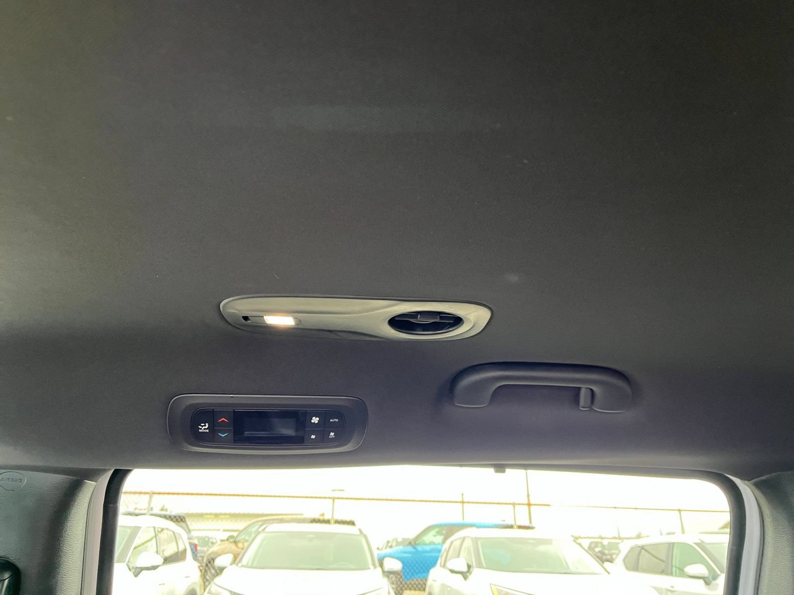 Used 2025 Chrysler Pacifica Select FWD image 24