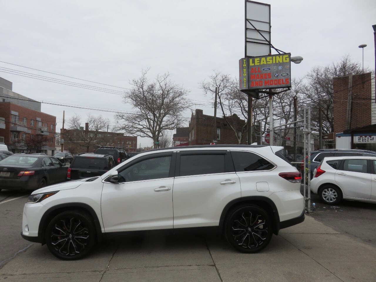 Used 2019 Toyota Highlander SE image 7