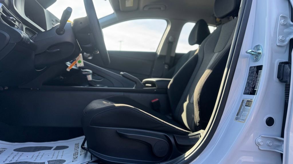 Certified 2025 Hyundai Elantra SE image 16