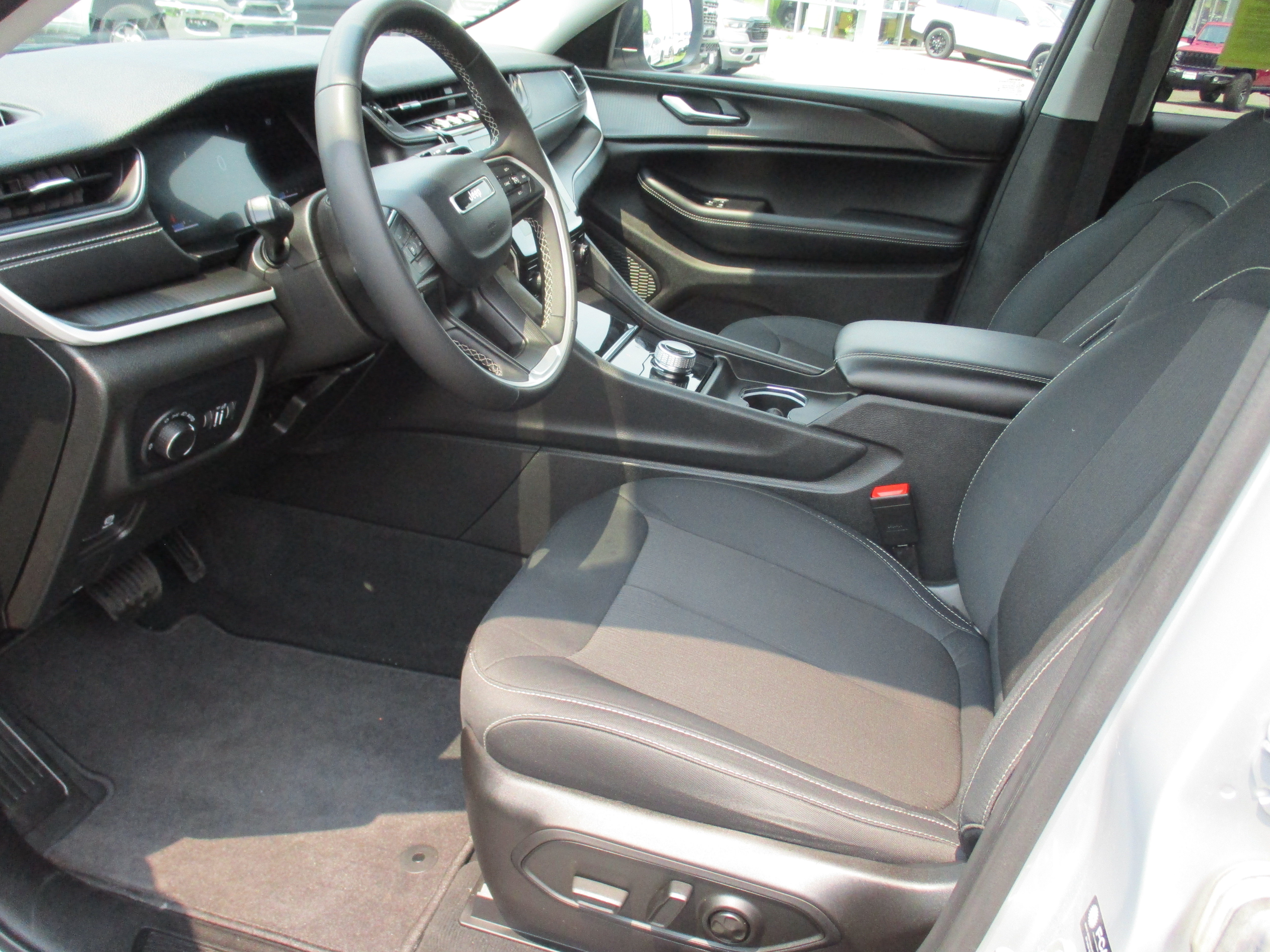 Certified 2023 Jeep Grand Cherokee Laredo X AWD/4WD image 12