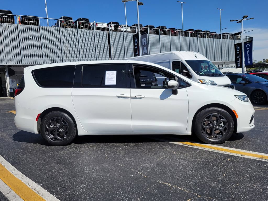 Used 2023 Chrysler Pacifica Touring-L w/ S Appearance Package FWD image 32