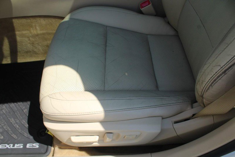 Used 2015 Lexus ES 300h w/ Navigation System Package FWD image 16