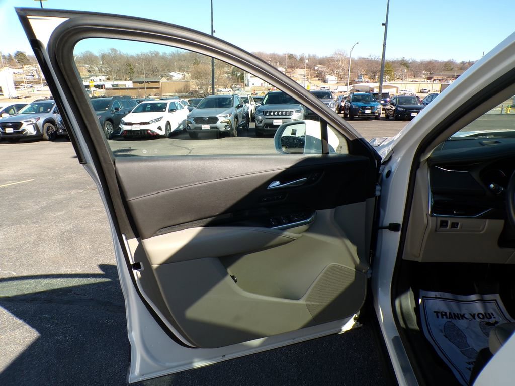 Used 2020 Cadillac XT4 Premium Luxury w/ Cold Weather Package image 13