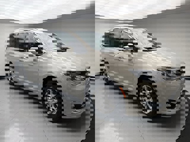 Used 2020 Chrysler Pacifica Touring image 7