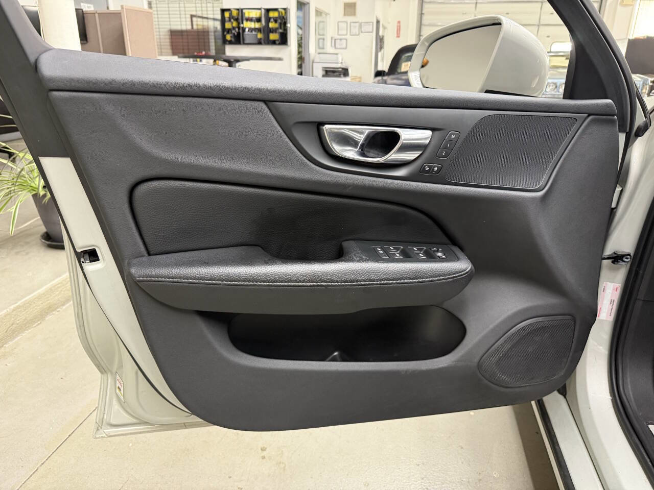 Used 2020 Volvo V60 T5 Momentum image 10