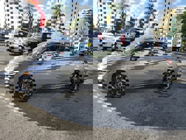 Used 2025 Hyundai Elantra SEL image 4