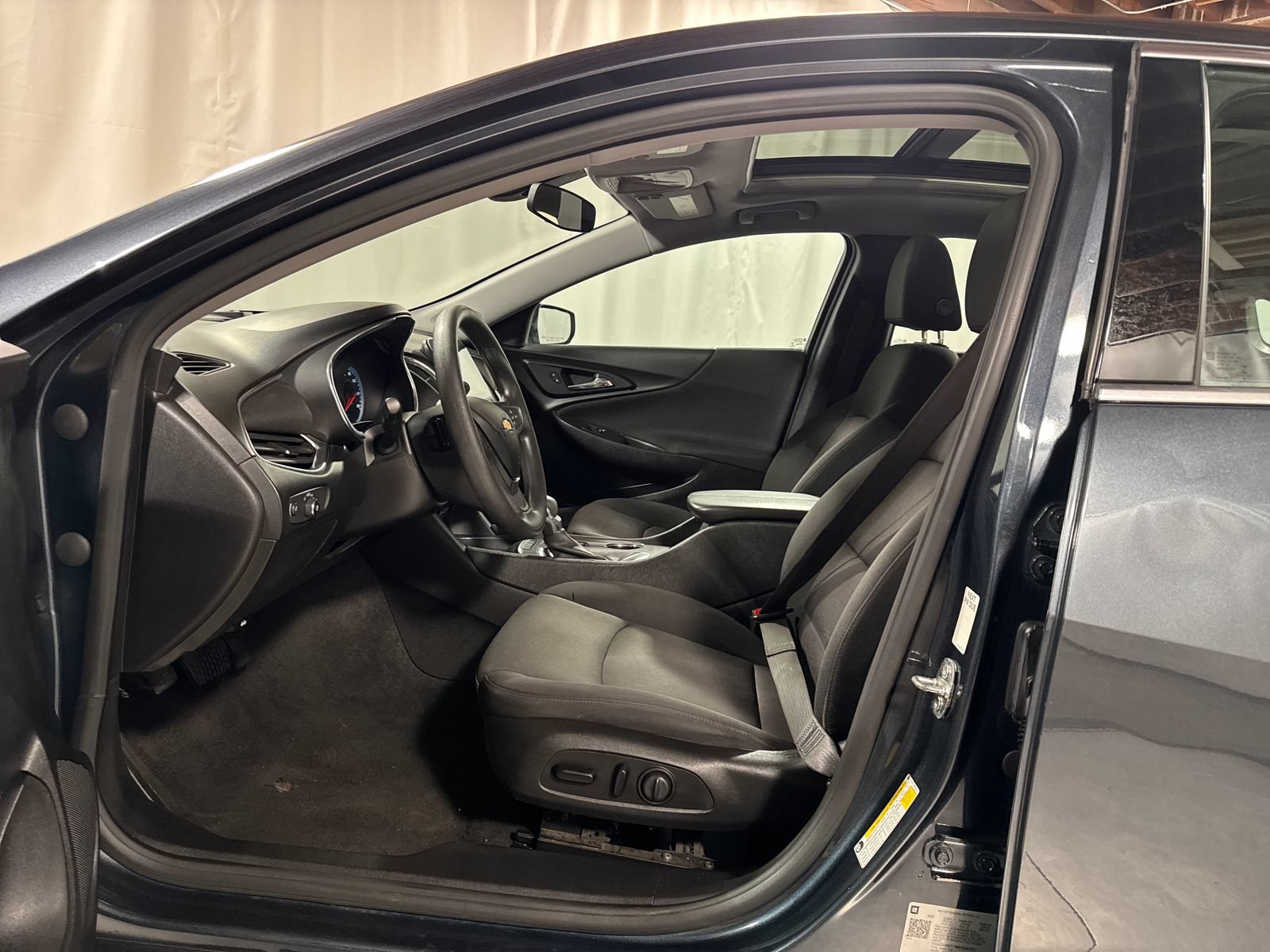 Used 2021 Chevrolet Malibu LT FWD image 3