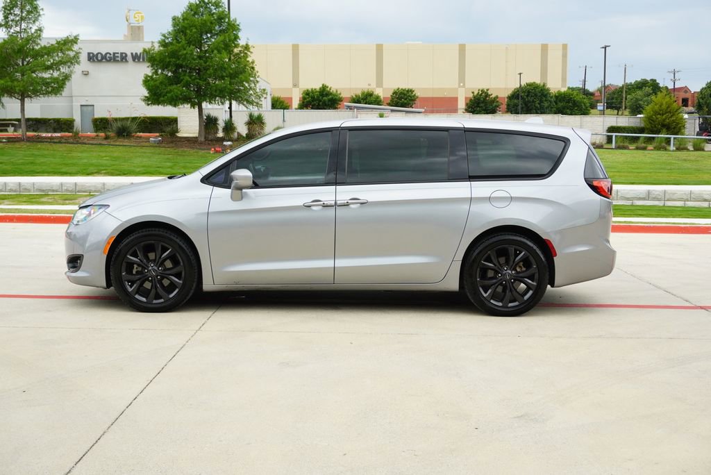 Used 2018 Chrysler Pacifica Touring Plus w/ S Appearance Package FWD image 2