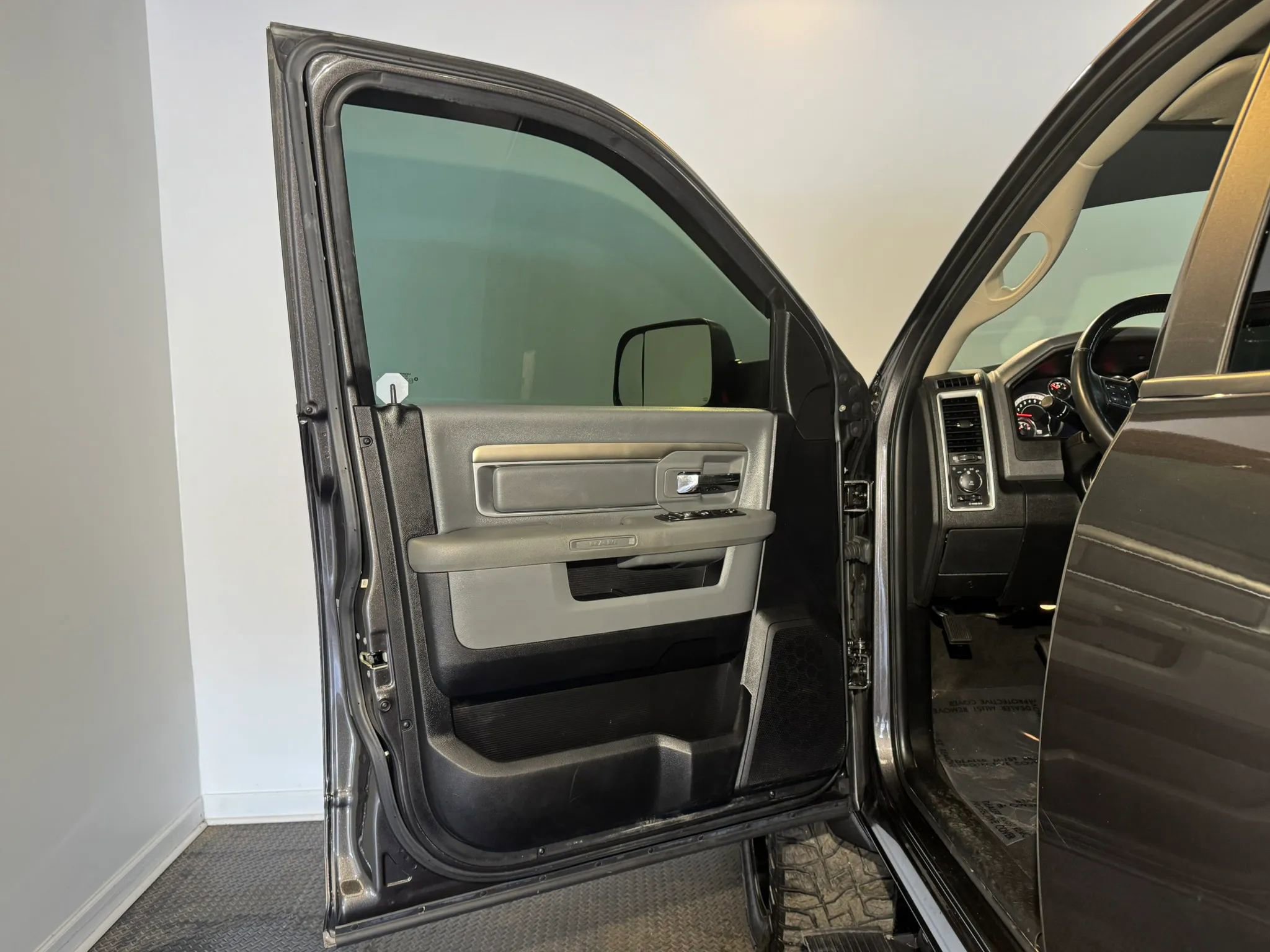 Used 2017 RAM 2500 Big Horn w/ Sport Appearance Group AWD/4WD image 7
