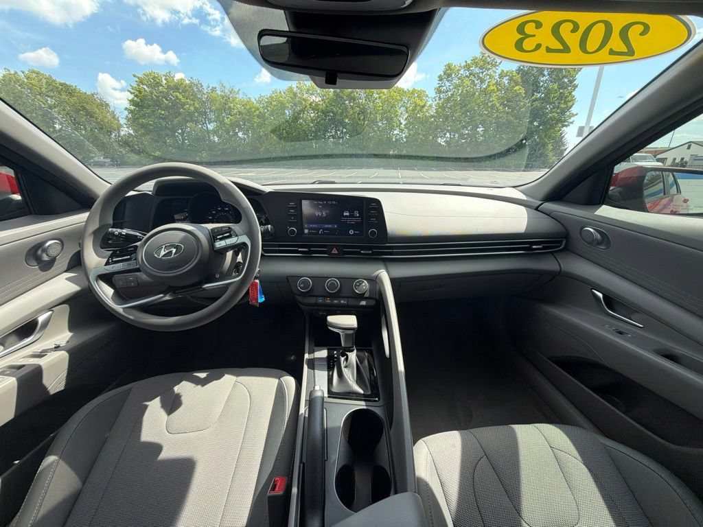 Used 2023 Hyundai Elantra SE FWD image 11