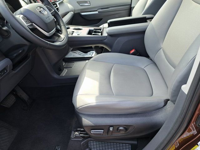 Certified 2022 Toyota Sienna XLE w/ XLE Plus Package FWD image 28