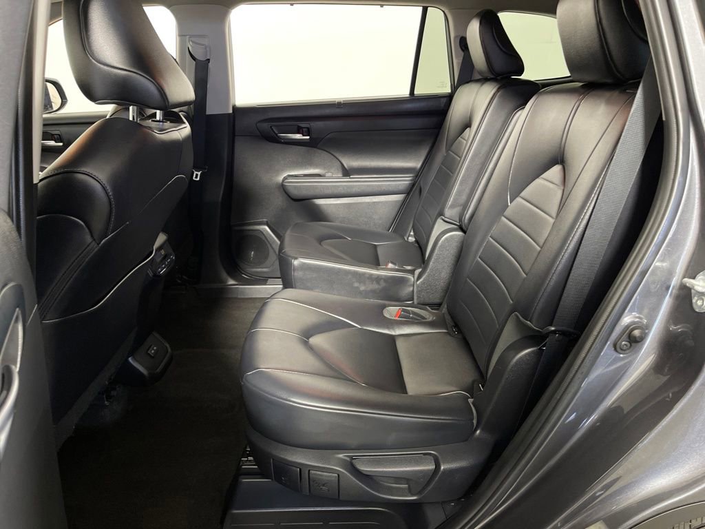 Used 2023 Toyota Highlander XLE image 12