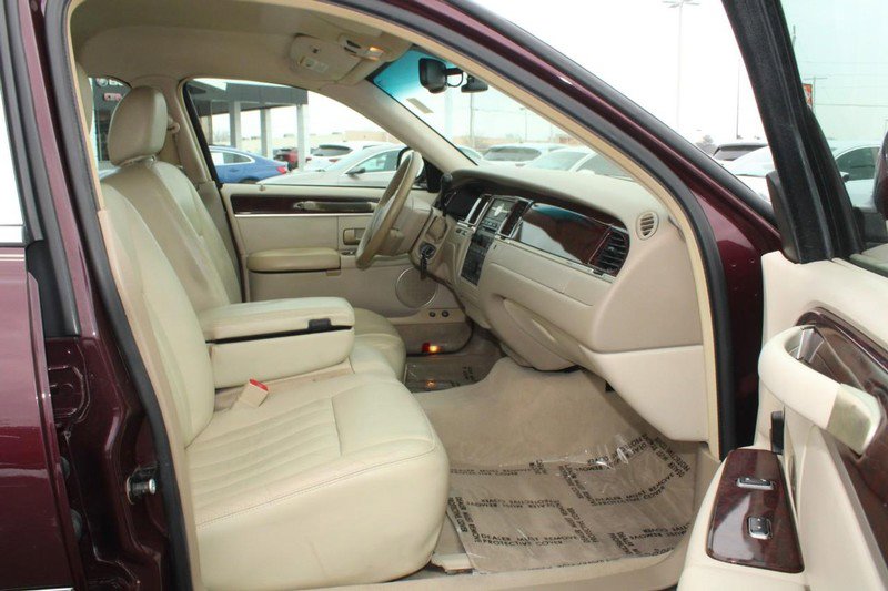Used 2006 Lincoln Town Car Signature image 12