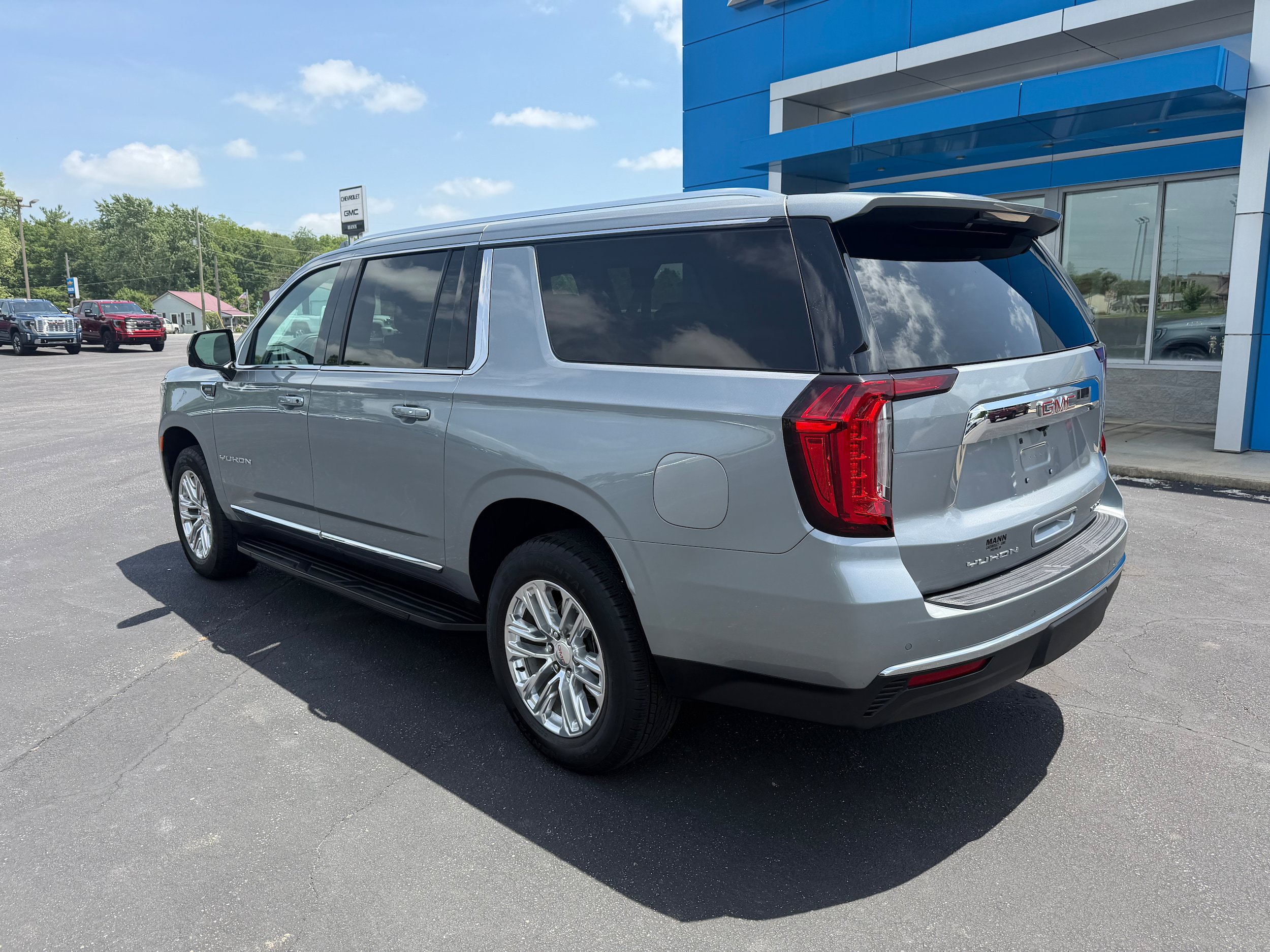 Used 2024 GMC Yukon XL SLT w/ SLT Premium Package AWD/4WD image 3