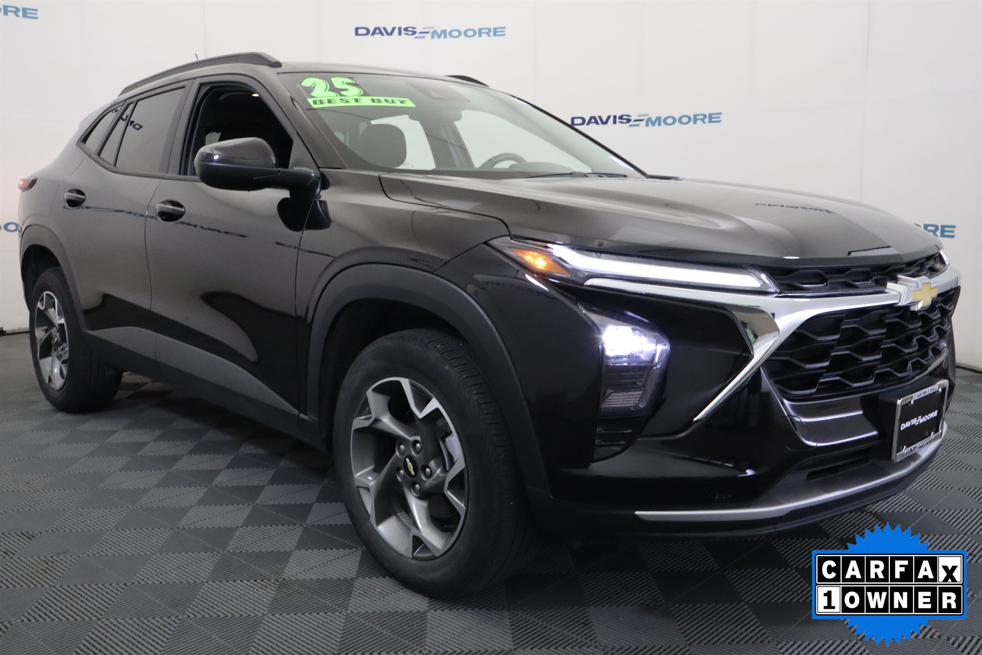 Used 2025 Chevrolet Trax LT FWD image 3