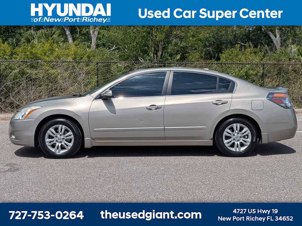 Used 2011 Nissan Altima 2.5 SL w/ Technology Pkg FWD image 2