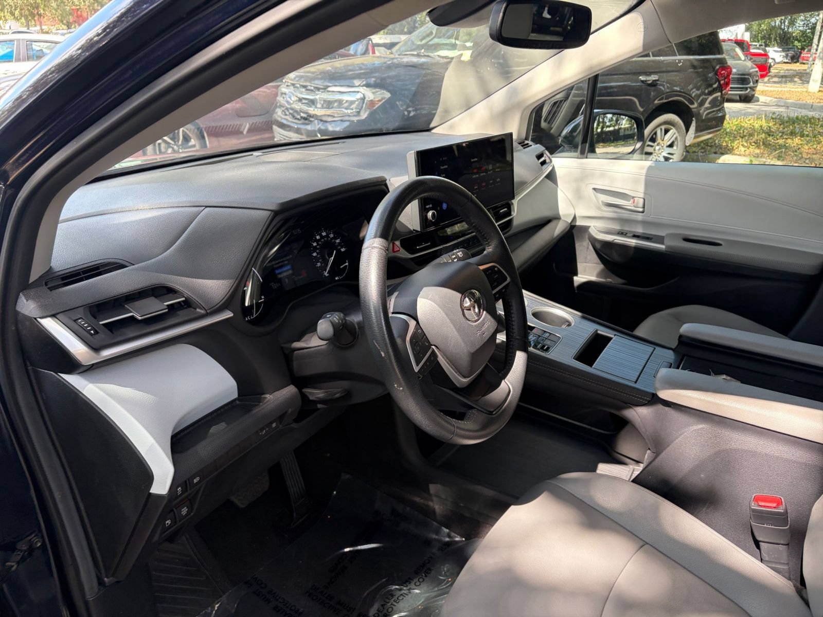 Used 2025 Toyota Sienna XLE FWD image 37
