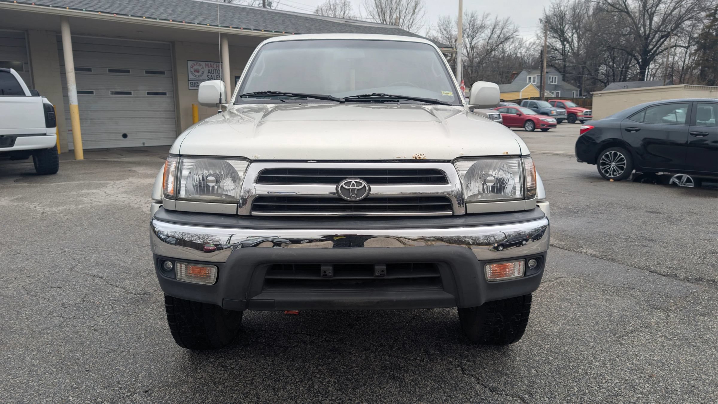 Used 2000 Toyota 4Runner SR5 AWD/4WD image 2