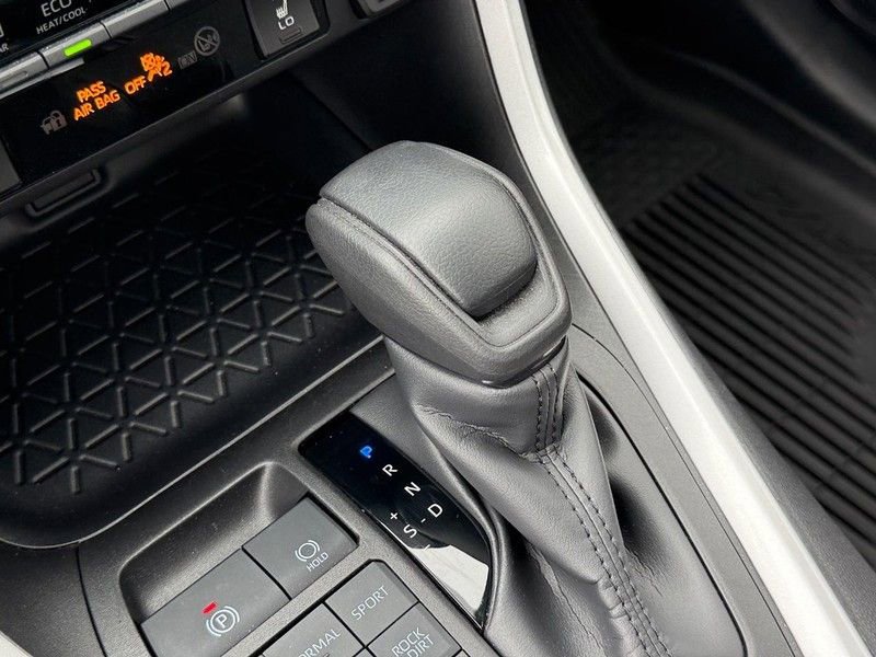 Used 2025 Toyota RAV4 XLE w/ Convenience Package image 25