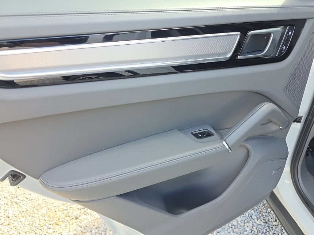 Used 2023 Porsche Cayenne Platinum Edition AWD/4WD image 14