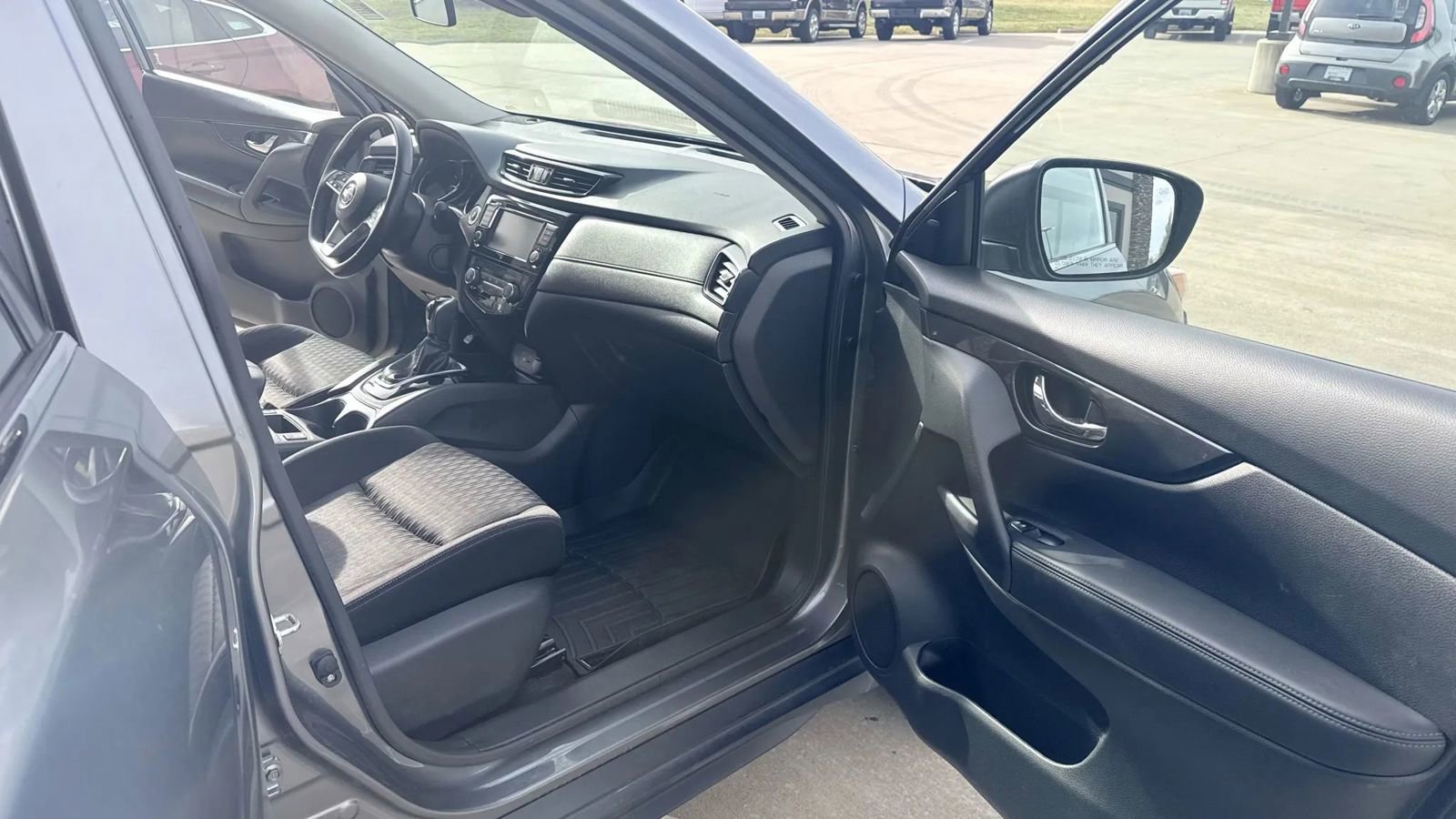 Used 2020 Nissan Rogue SV image 26