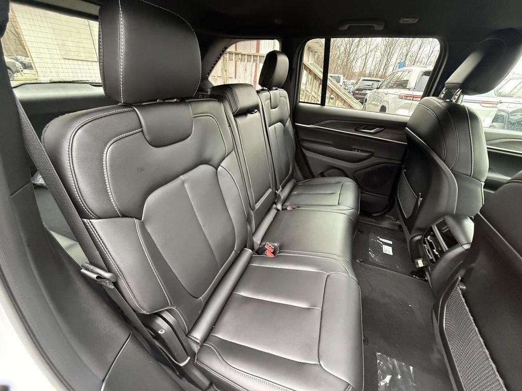 New 2025 Jeep Grand Cherokee Limited w/ Black Appearance Package AWD/4WD image 10