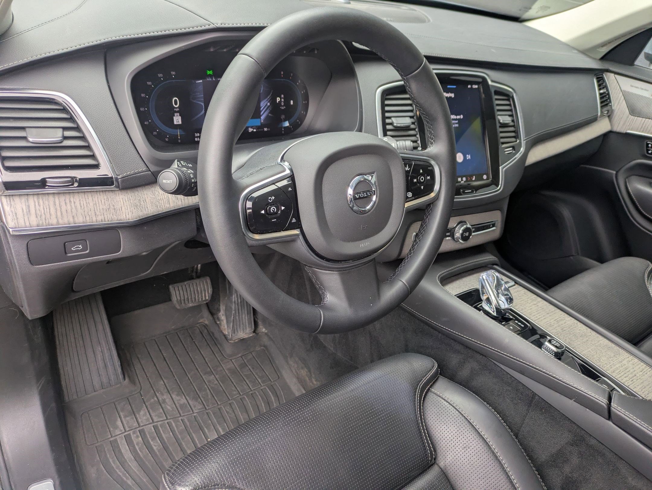 Used 2023 Volvo XC90 B6 Ultimate w/ Protection Package Premier image 11