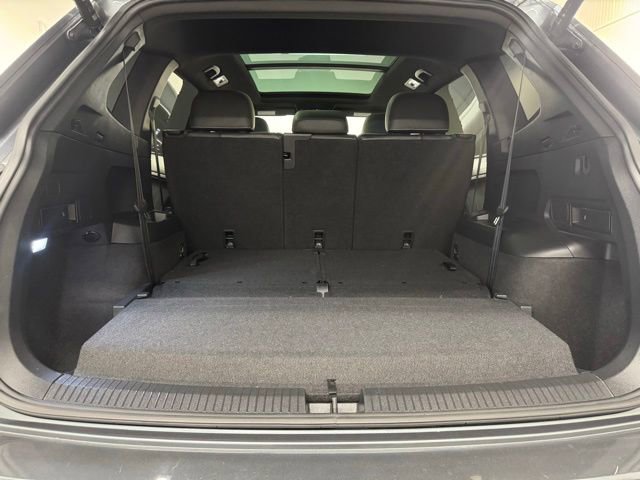 Used 2022 Volkswagen Tiguan SE R-Line FWD image 39