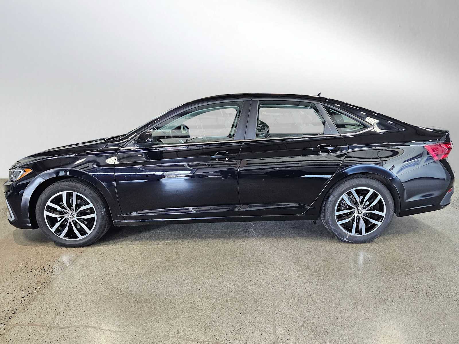 Certified 2025 Volkswagen Jetta SE FWD image 4