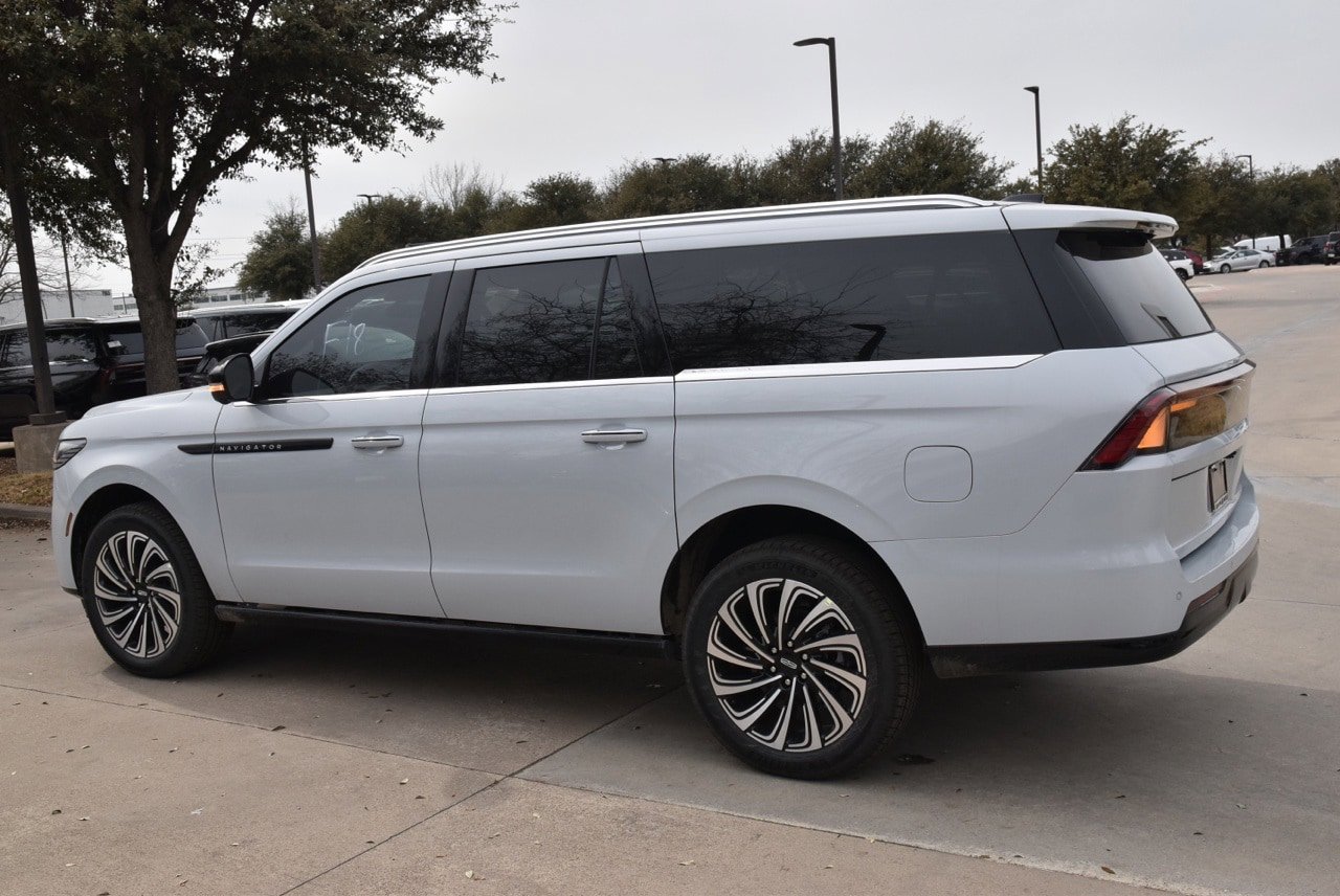 New 2025 Lincoln Navigator L Black Label AWD/4WD image 17