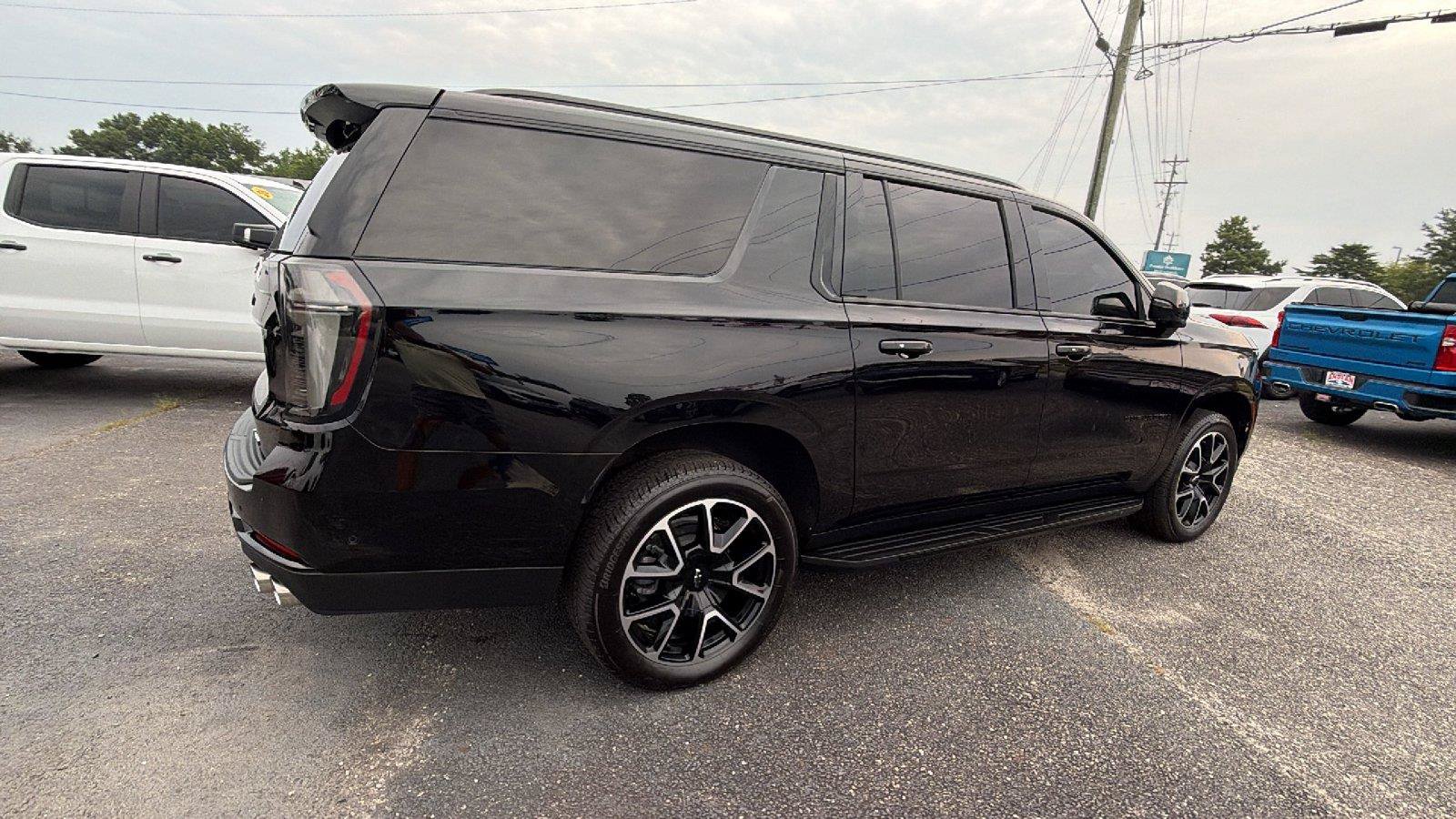 Used 2025 Chevrolet Suburban RST w/ Comfort Package RWD image 9