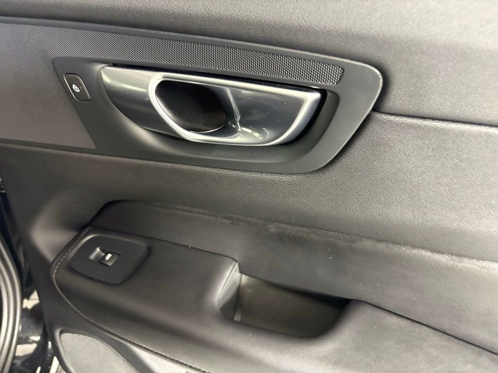 Used 2025 Volvo XC60 B5 Plus AWD/4WD image 16