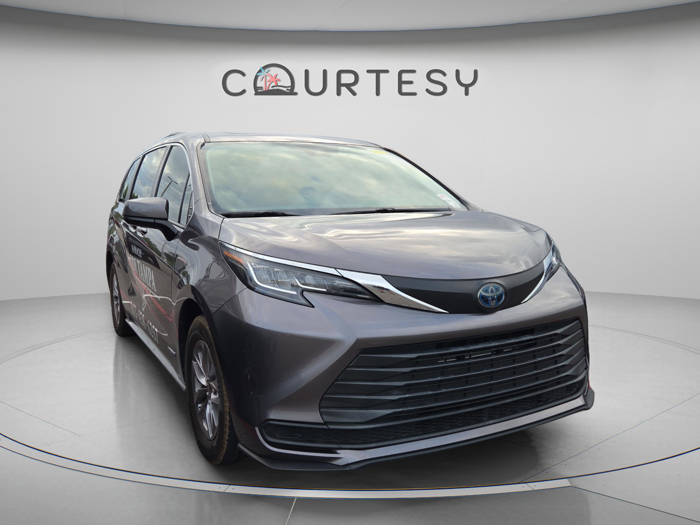Used 2021 Toyota Sienna LE w/ LE Plus Package image 2
