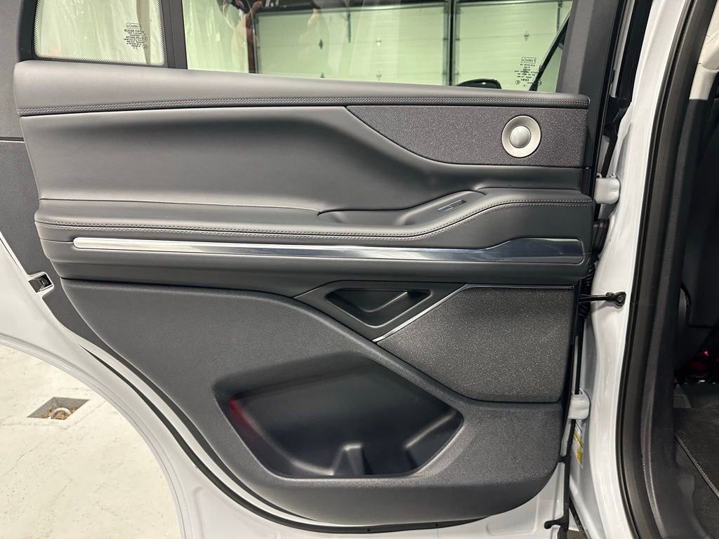 Used 2025 Lincoln Navigator Reserve image 42