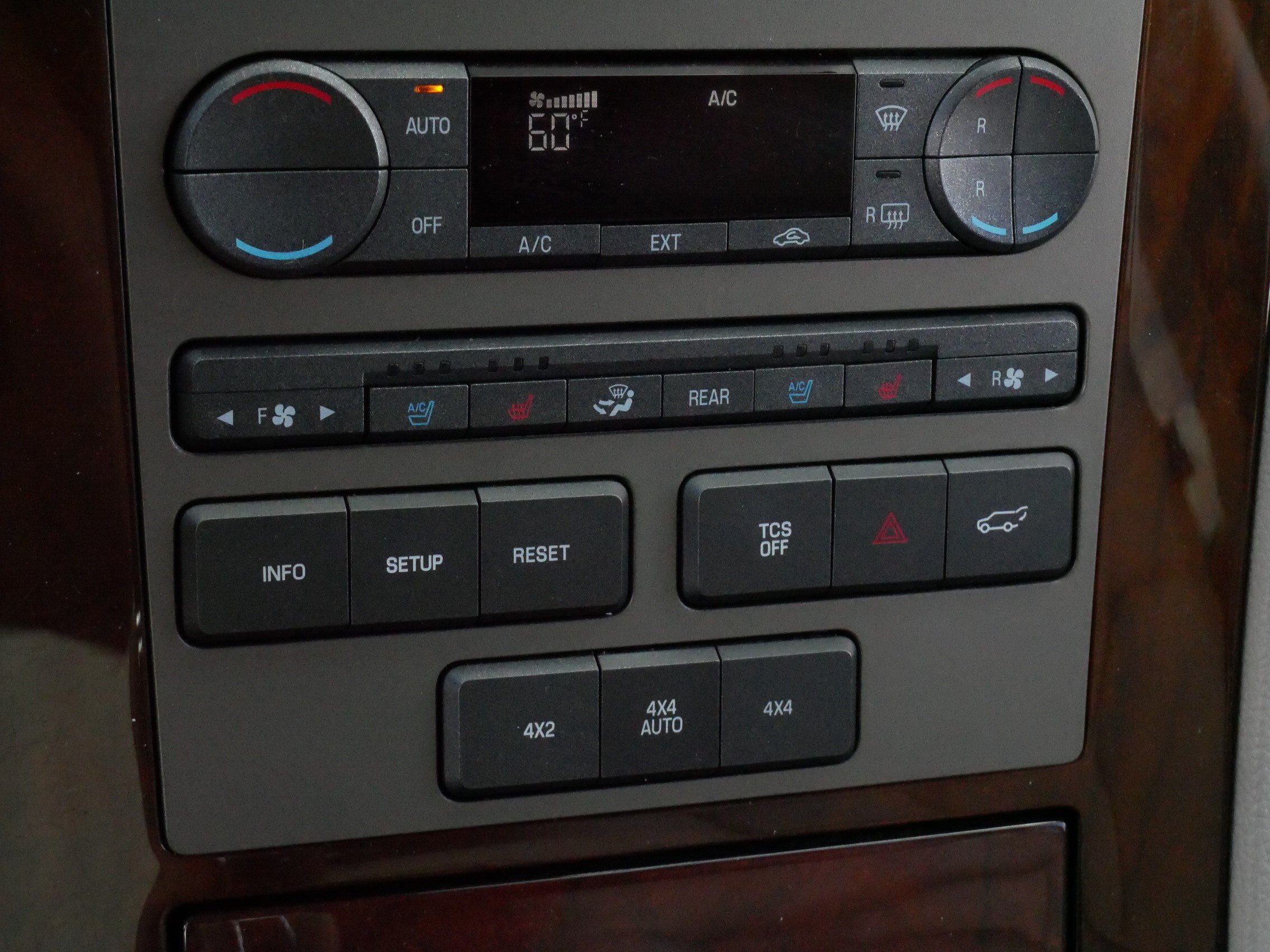 Used 2014 Lincoln Navigator 4WD image 23
