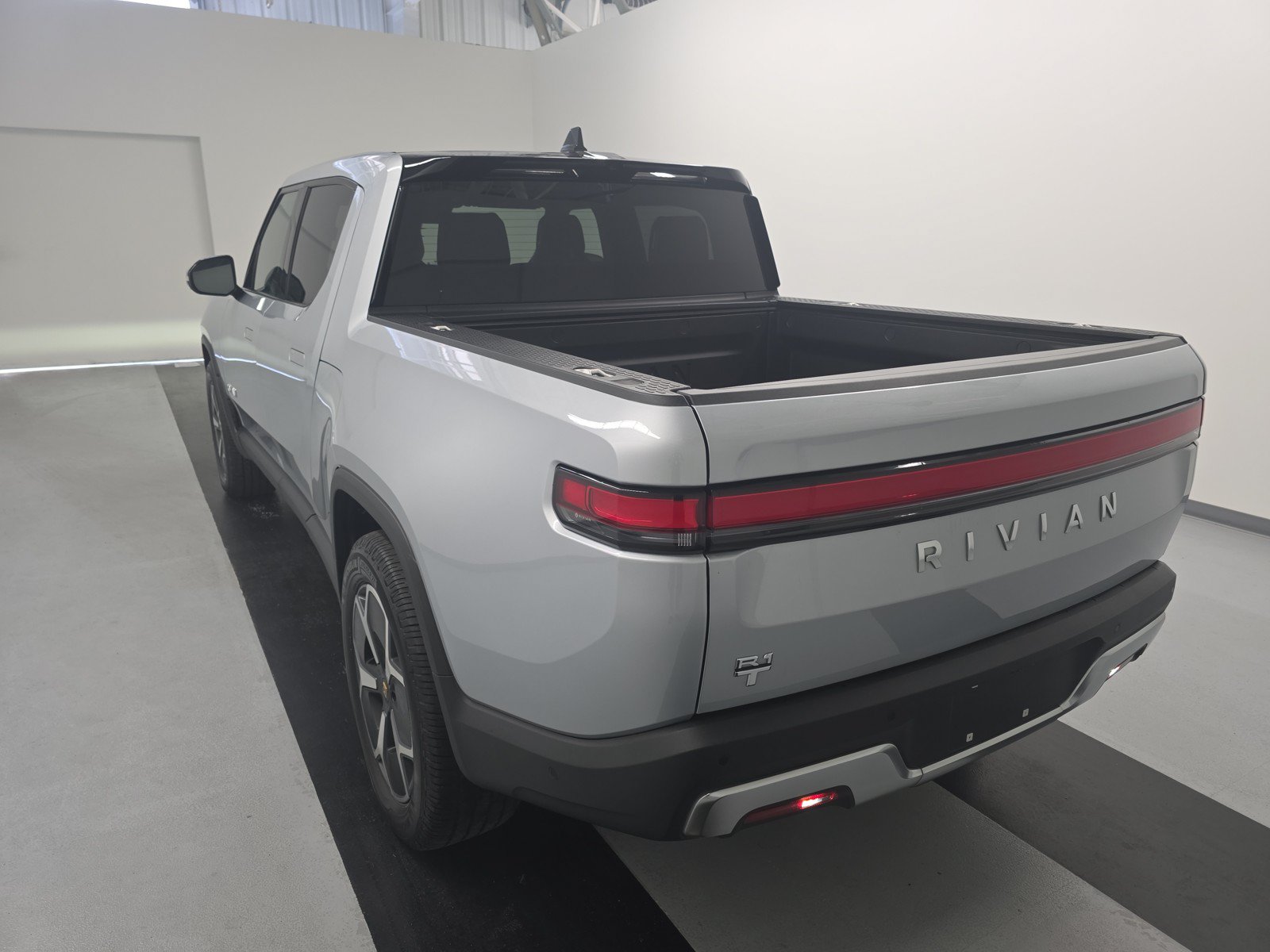 Used 2023 Rivian R1T Adventure AWD/4WD image 3
