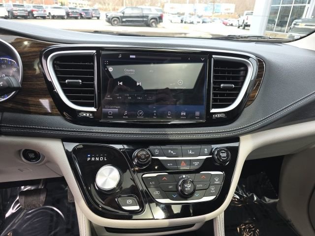 Used 2023 Chrysler Pacifica Limited FWD image 32