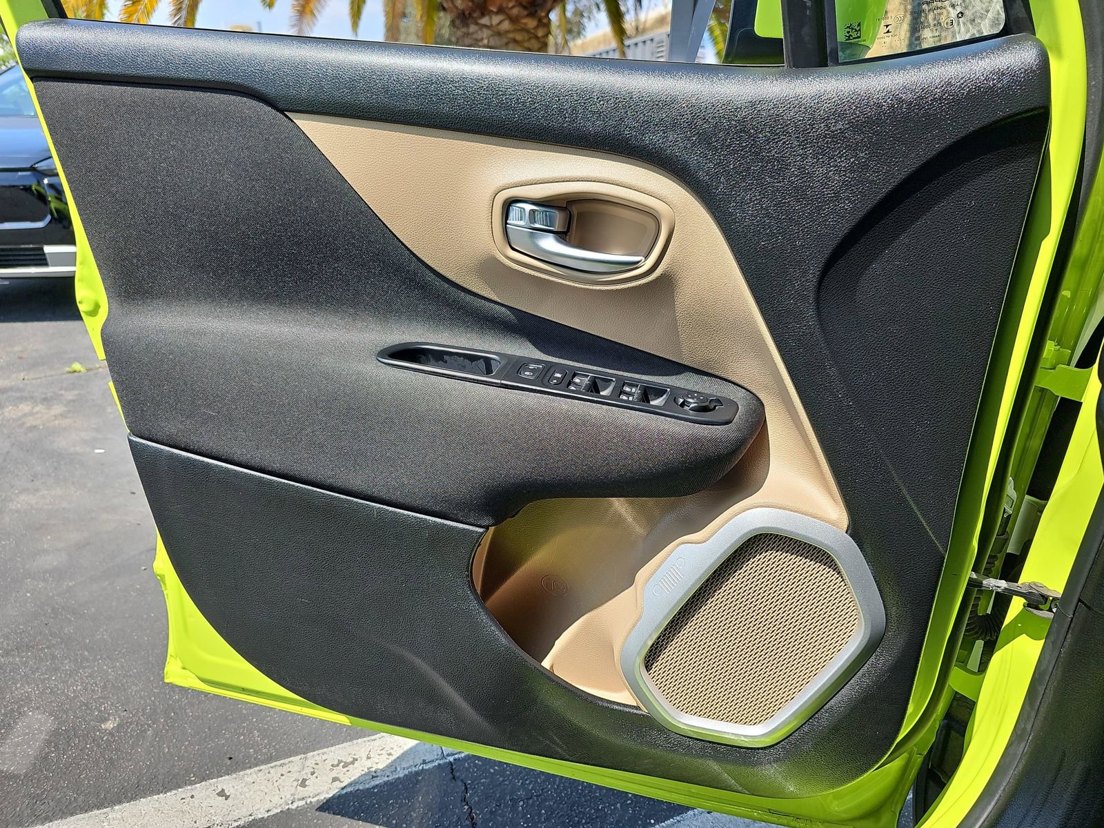 Used 2018 Jeep Renegade Latitude w/ Advanced Technology Group FWD image 27