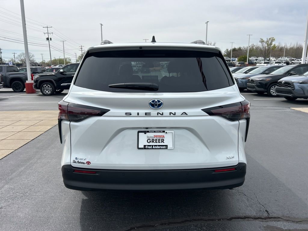 Used 2025 Toyota Sienna XLE image 17