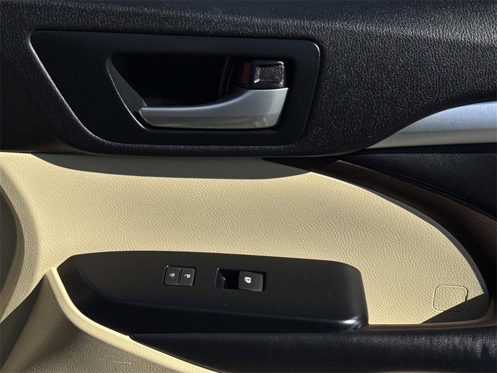 Used 2016 Toyota Highlander XLE image 32