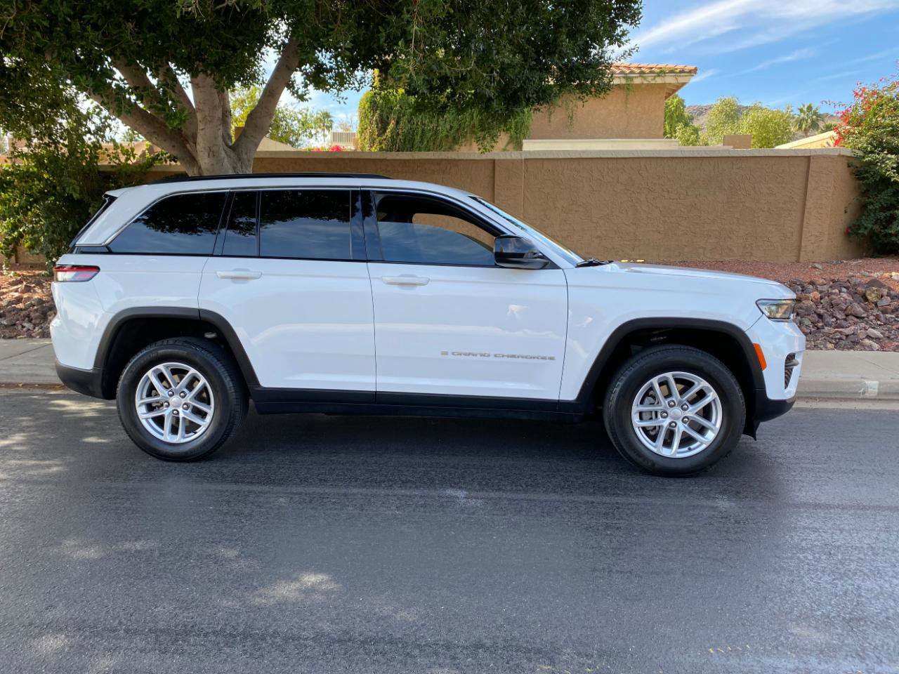 Used 2024 Jeep Grand Cherokee Laredo X w/ Trailer Tow Package AWD/4WD image 6