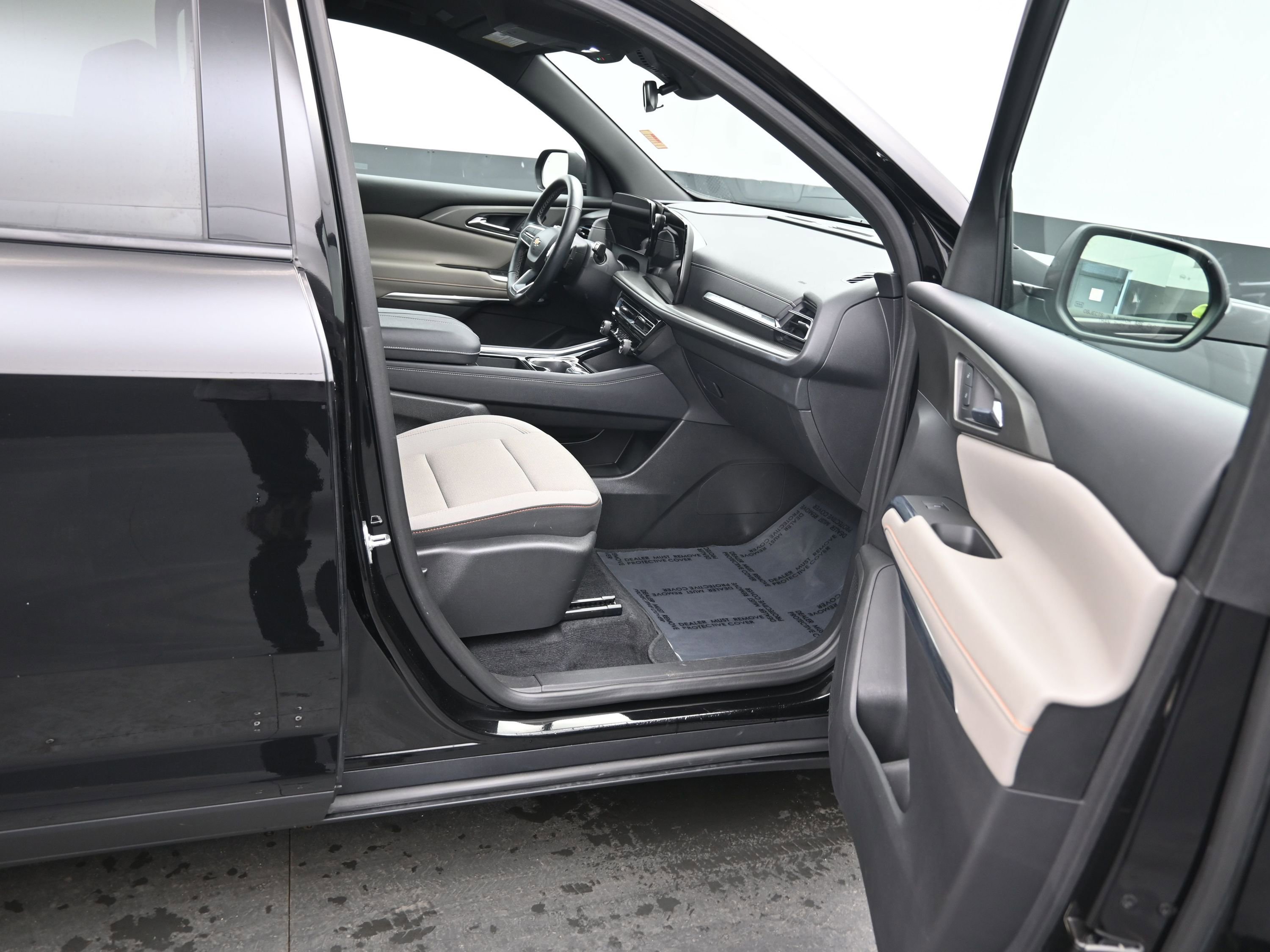 Used 2025 Chevrolet Traverse LT image 13