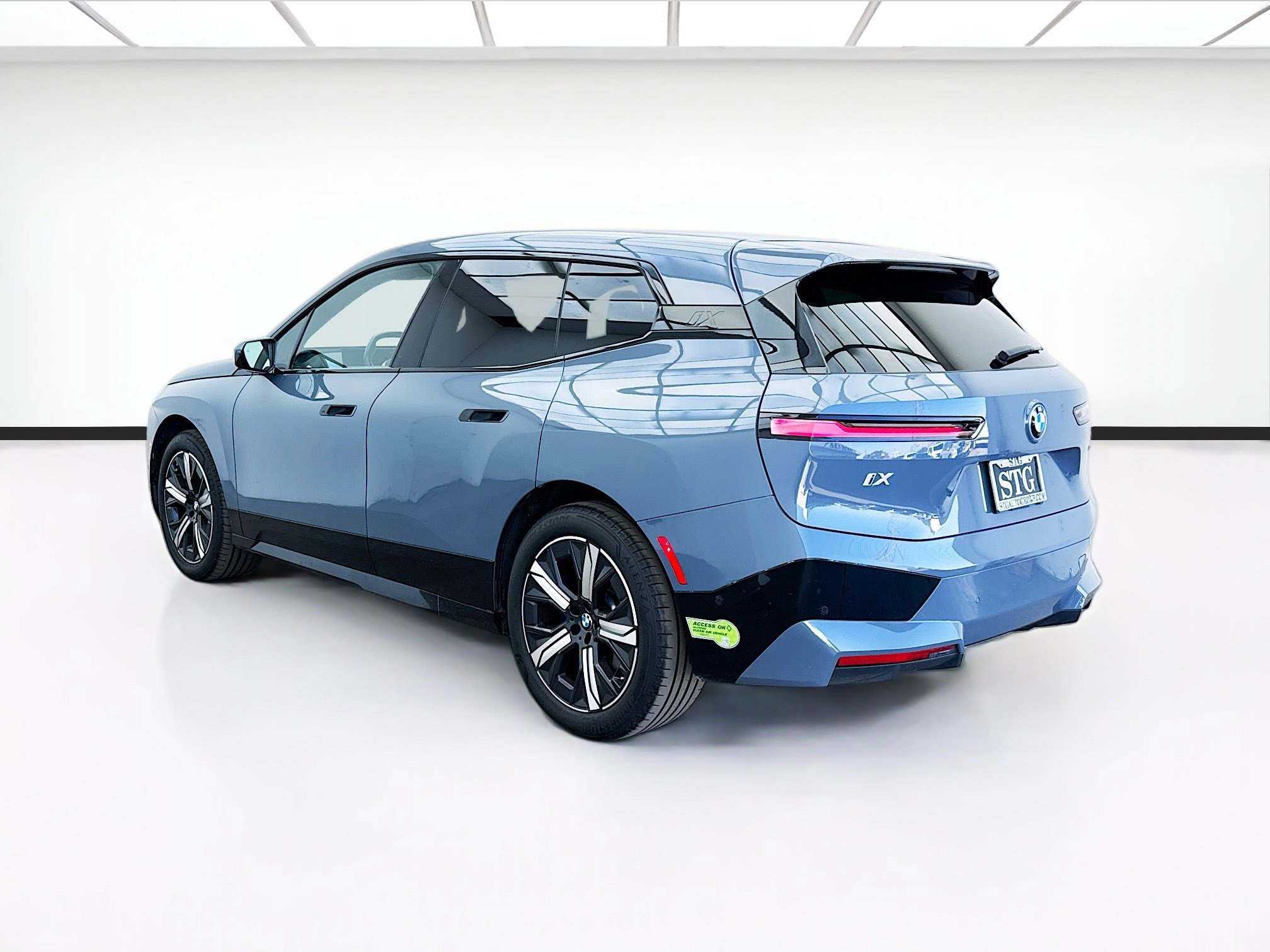 Used 2023 BMW iX xDrive50 w/ Sport Package image 6